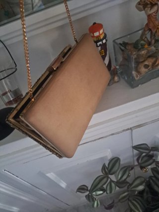 Cartera de mano brillante dorada