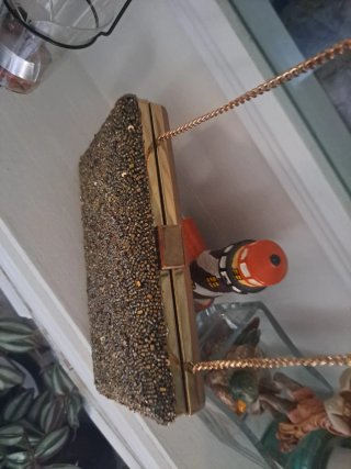 Cartera de mano brillante dorada