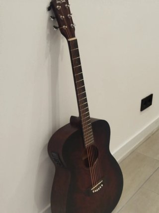 Guitarra Electroacústica Harley Benton por viaje