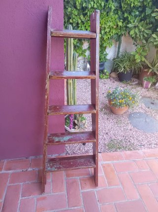 Escalera antigua de madera
