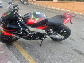 Aprilia RSV4 Sportbike Negra y Roja