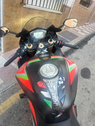 Aprilia RSV4 Sportbike Negra y Roja