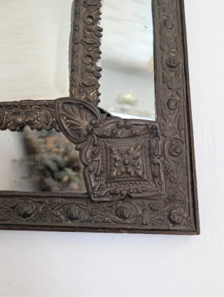 Antiguo espejo decorativo de metal y madera