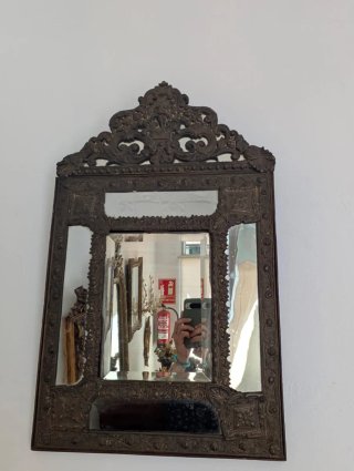 Antiguo espejo decorativo de metal y madera