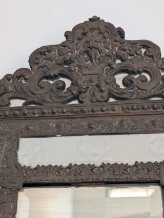 Antiguo espejo decorativo de metal y madera