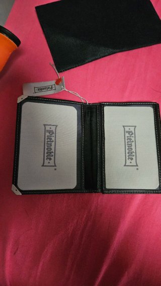 Cartera de piel negra