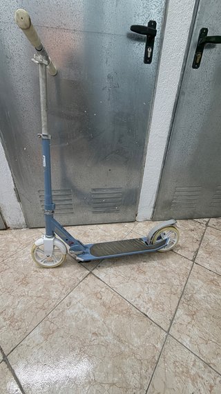 Patinete azul plegable