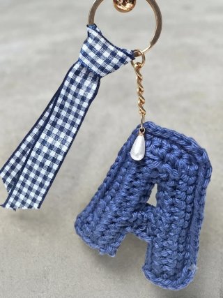 Llavero letra A crochet azul perla