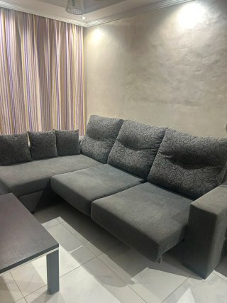 SOFÁ CHAISELONGUE + MESA LINVINGROOM