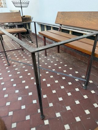Mesa de comedor de cristal y hierro forjado