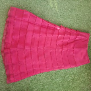 Traje de fiesta rojo y dorado