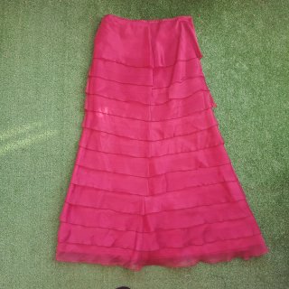 Traje de fiesta rojo y dorado