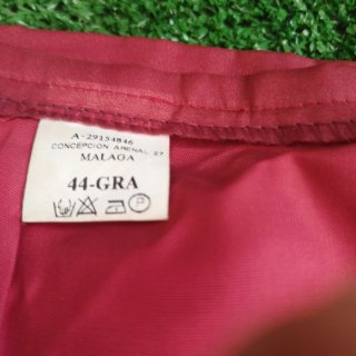 Traje de fiesta rojo y dorado