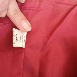Traje de fiesta rojo y dorado