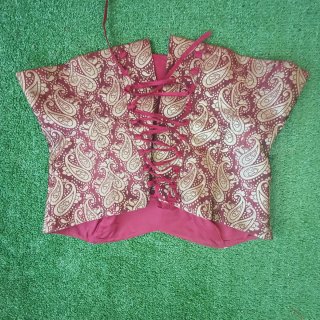 Traje de fiesta rojo y dorado
