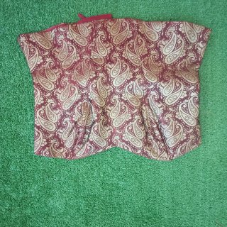 Traje de fiesta rojo y dorado