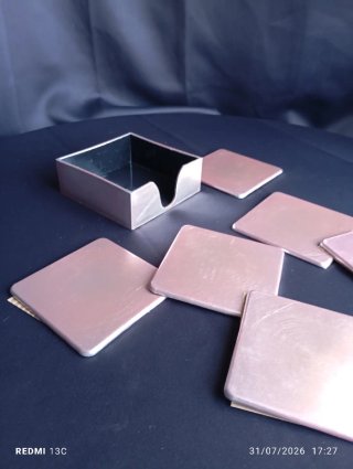 Juego de posavasos metálicos plateados