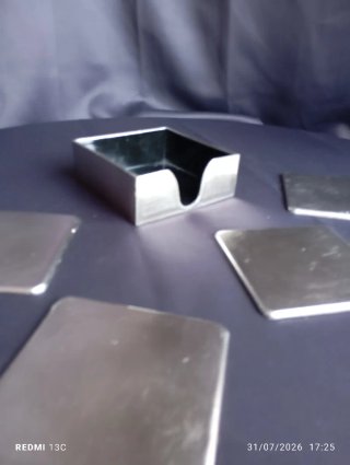 Juego de posavasos metálicos plateados