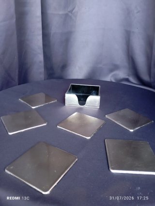 Juego de posavasos metálicos plateados