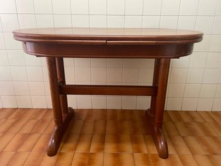 Mesa extensible y 4 sillas en madera.