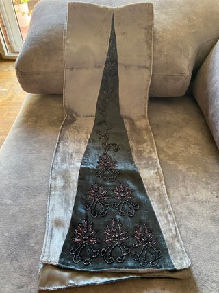 Pañuelo gris y rosa con bordado