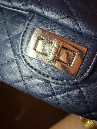 Bolso azul acolchado con cadena