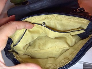 Bolso azul acolchado con cadena