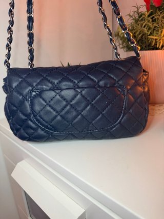 Bolso azul acolchado con cadena