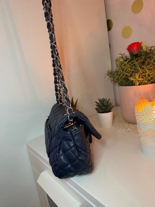 Bolso azul acolchado con cadena