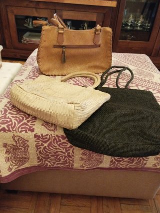 3 Bolsos: Imitación Cuero, y rafia