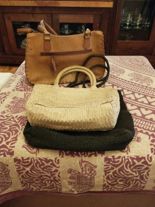 3 Bolsos: Imitación Cuero, y rafia