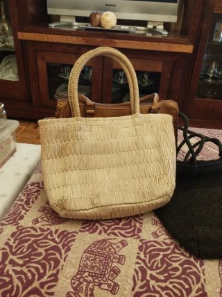 3 Bolsos: Imitación Cuero, y rafia