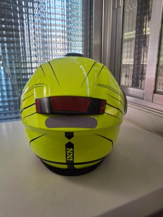 Casco de moto amarillo ixs