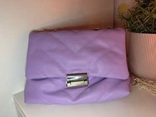 Bolso morado con cadena plateada