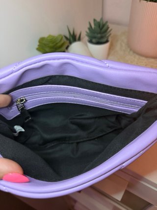 Bolso morado con cadena plateada