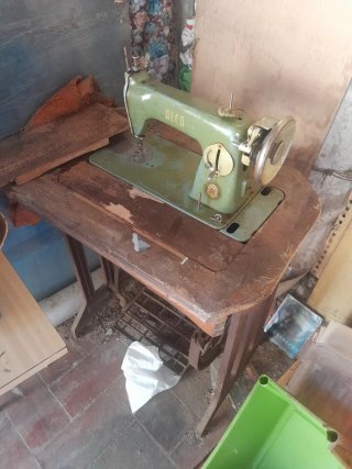 Máquina de coser Alfa antigua