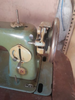 Máquina de coser Alfa antigua