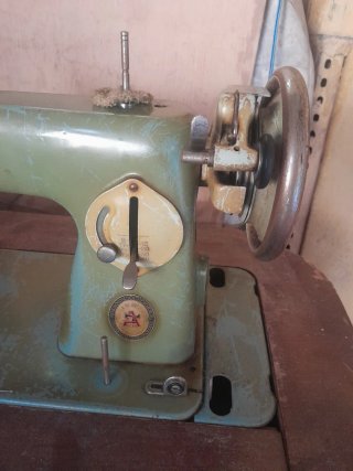 Máquina de coser Alfa antigua