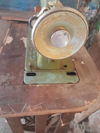 Máquina de coser Alfa antigua