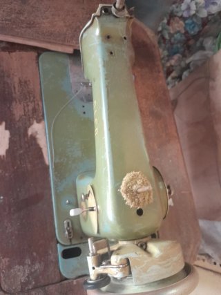 Máquina de coser Alfa antigua