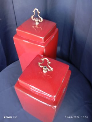 Juego de 2 jarrones rojos con tapa dorada