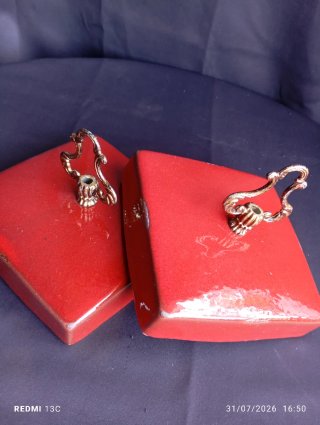 Juego de 2 jarrones rojos con tapa dorada