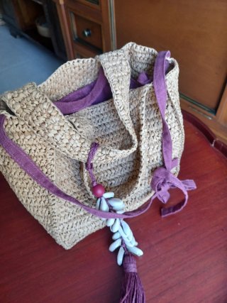 Bolso de rafia con detalles morados
