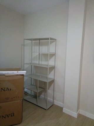 Estantería metálica gris