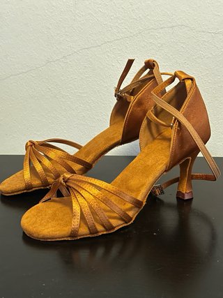 Zapatos de tacón para baile latino dorados