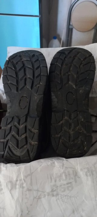 Botas de trabajo negras y naranja
