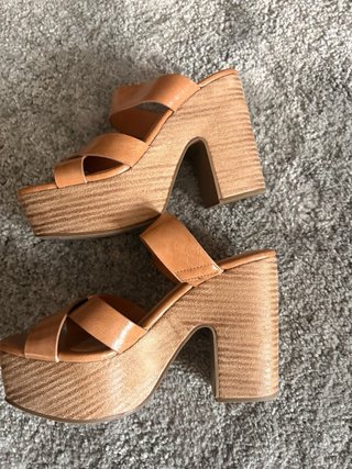 Sandalias de tacón tipo plataforma – color camel |