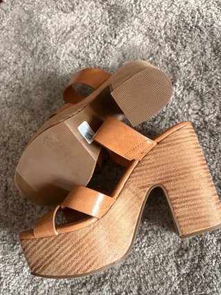 Sandalias de tacón tipo plataforma – color camel |