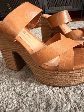 Sandalias de tacón tipo plataforma – color camel |