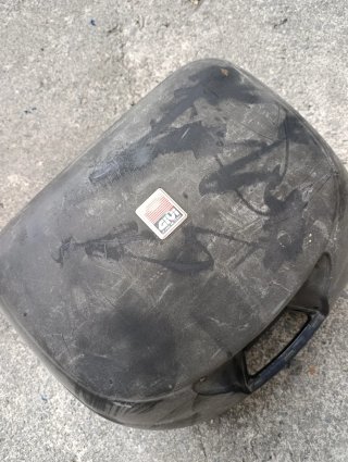 Baúl de moto Givi